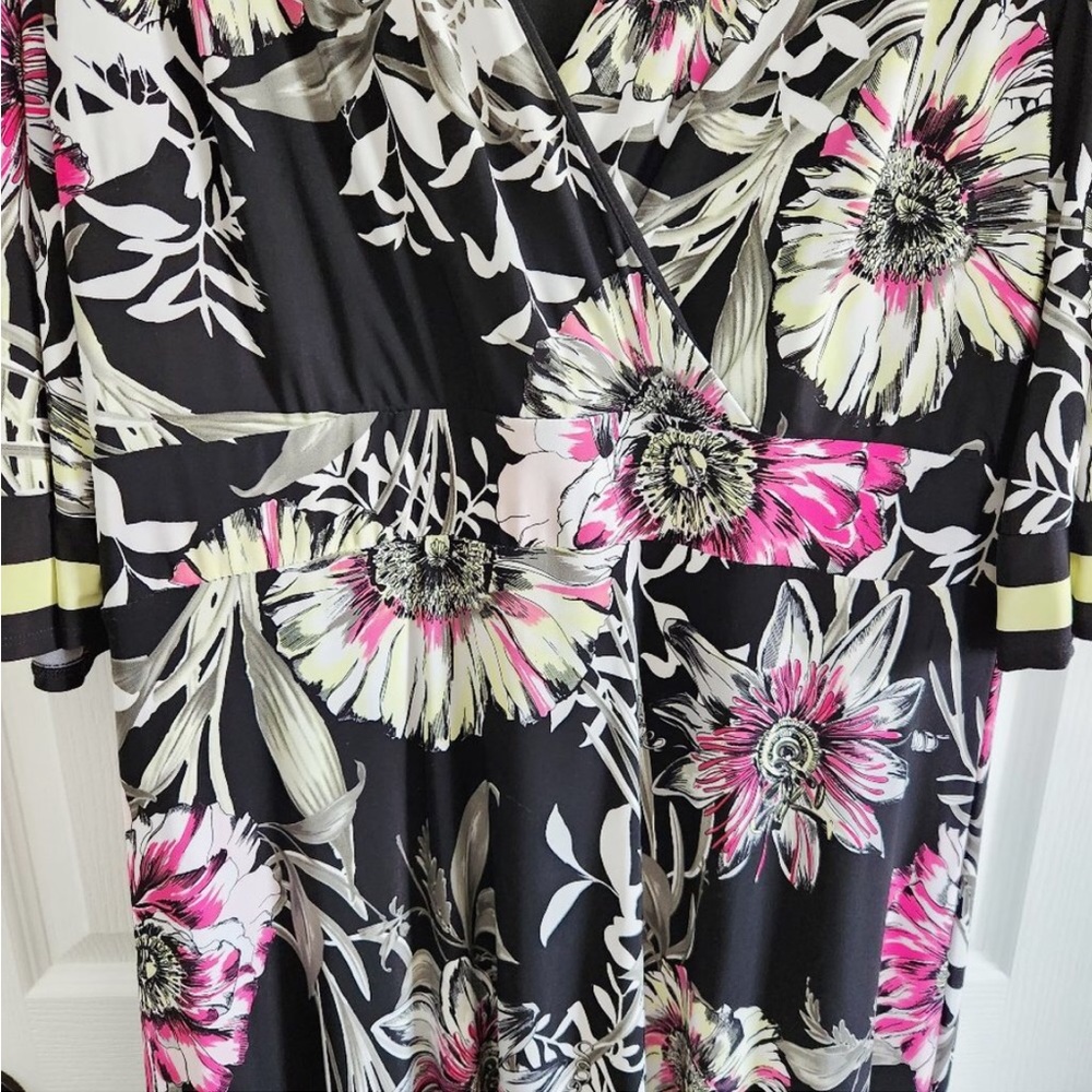 Faux-Wrap Midi Dress Black Floral
SIZE 1X *Excellent Condition* - Picture 11 of 16